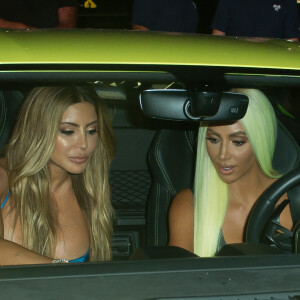 Kim Kardashian, Larsa Pippen (en Ferrari et Lamborghini) et Jonathan Cheban ont dîné au restaurant Prime 112 et poursuivi leur soirée en boîte de nuit, à la Story. Miami, le 16 août 2018.