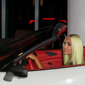 Kim Kardashian, Larsa Pippen (en Ferrari et Lamborghini) et Jonathan Cheban ont dîné au restaurant Prime 112 et poursuivi leur soirée en boîte de nuit, à la Story. Miami, le 16 août 2018.