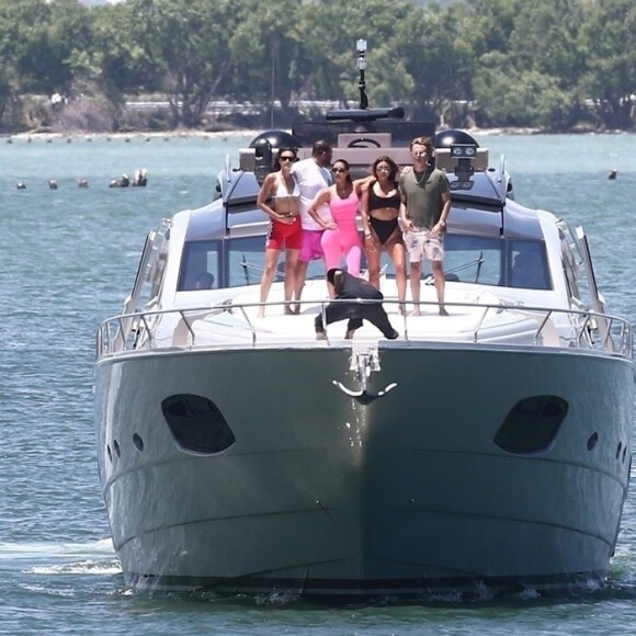 Kim Kardashian, ses enfants North et Saint West, Larsa Pippen, Jonathan Cheban, Isabela Rangel et David Grutman profitent d'une journée ensoleillée sur le yacht de David Grutman au large de Miami, le 16 août 2018.