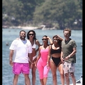 Kim Kardashian, ses enfants North et Saint West, Larsa Pippen, Jonathan Cheban, Isabela Rangel et David Grutman profitent d'une journée ensoleillée sur le yacht de David Grutman au large de Miami, le 16 août 2018.