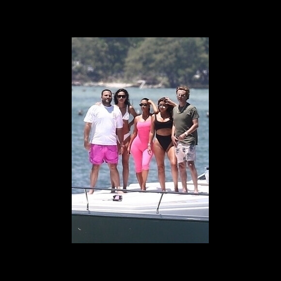 Kim Kardashian, ses enfants North et Saint West, Larsa Pippen, Jonathan Cheban, Isabela Rangel et David Grutman profitent d'une journée ensoleillée sur le yacht de David Grutman au large de Miami, le 16 août 2018.