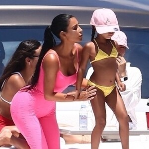 Kim Kardashian, ses enfants North et Saint West, Larsa Pippen, Jonathan Cheban, Isabela Rangel et David Grutman profitent d'une journée ensoleillée sur le yacht de David Grutman au large de Miami, le 16 août 2018.