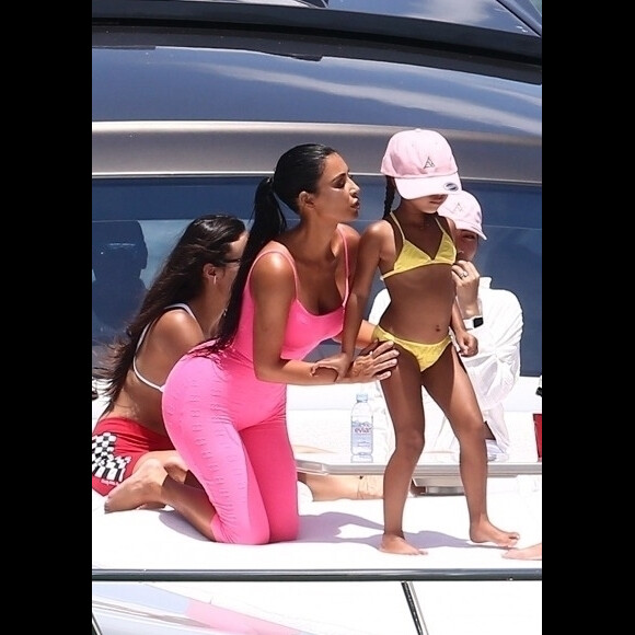 Kim Kardashian, ses enfants North et Saint West, Larsa Pippen, Jonathan Cheban, Isabela Rangel et David Grutman profitent d'une journée ensoleillée sur le yacht de David Grutman au large de Miami, le 16 août 2018.