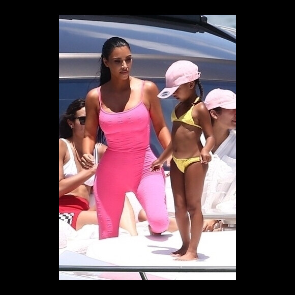 Kim Kardashian, ses enfants North et Saint West, Larsa Pippen, Jonathan Cheban, Isabela Rangel et David Grutman profitent d'une journée ensoleillée sur le yacht de David Grutman au large de Miami, le 16 août 2018.