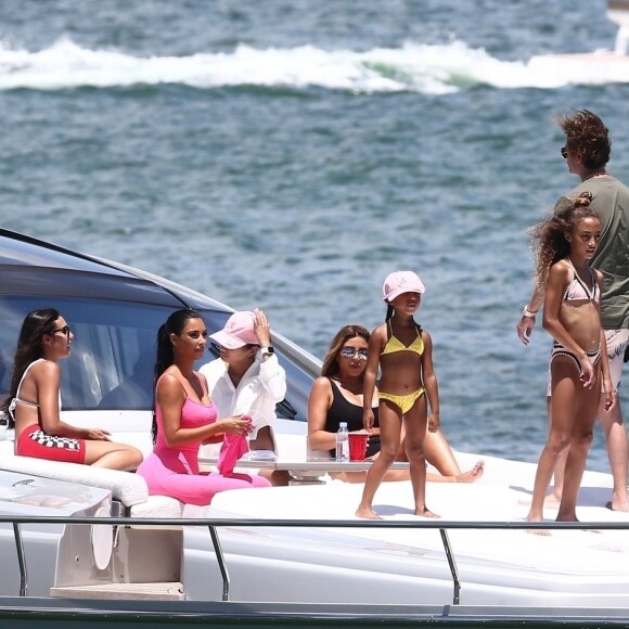 Kim Kardashian, ses enfants North et Saint West, Larsa Pippen, Jonathan Cheban, Isabela Rangel et David Grutman profitent d'une journée ensoleillée sur le yacht de David Grutman au large de Miami, le 16 août 2018.