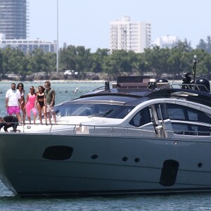 Kim Kardashian, ses enfants North et Saint West, Larsa Pippen, Jonathan Cheban, Isabela Rangel et David Grutman profitent d'une journée ensoleillée sur le yacht de David Grutman au large de Miami, le 16 août 2018.