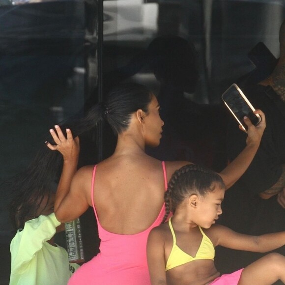 Kim Kardashian, ses enfants North et Saint West, Larsa Pippen, Jonathan Cheban, Isabela Rangel et David Grutman profitent d'une journée ensoleillée sur le yacht de David Grutman au large de Miami, le 16 août 2018.