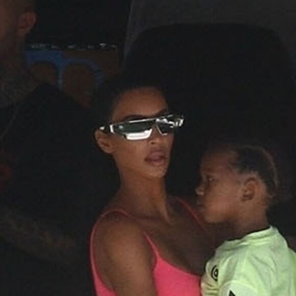 Kim Kardashian, ses enfants North et Saint West, Larsa Pippen, Jonathan Cheban, Isabela Rangel et David Grutman profitent d'une journée ensoleillée sur le yacht de David Grutman au large de Miami, le 16 août 2018.
