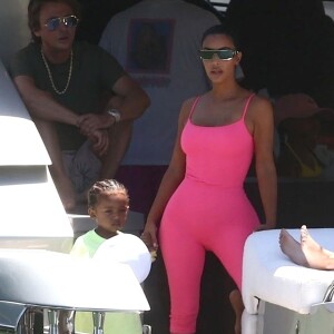 Kim Kardashian, ses enfants North et Saint West, Larsa Pippen, Jonathan Cheban, Isabela Rangel et David Grutman profitent d'une journée ensoleillée sur le yacht de David Grutman au large de Miami, le 16 août 2018.