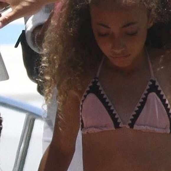 Kim Kardashian, ses enfants North et Saint West, Larsa Pippen, Jonathan Cheban, Isabela Rangel et David Grutman profitent d'une journée ensoleillée sur le yacht de David Grutman au large de Miami, le 16 août 2018.
