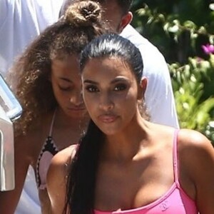 Kim Kardashian, ses enfants North et Saint West, Larsa Pippen, Jonathan Cheban, Isabela Rangel et David Grutman profitent d'une journée ensoleillée sur le yacht de David Grutman au large de Miami, le 16 août 2018.