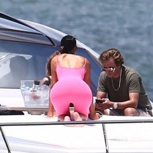 Kim Kardashian, ses enfants North et Saint West, Larsa Pippen, Jonathan Cheban, Isabela Rangel et David Grutman profitent d'une journée ensoleillée sur le yacht de David Grutman au large de Miami, le 16 août 2018.