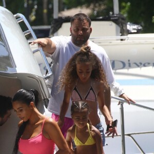 Kim Kardashian, ses enfants North et Saint West, Larsa Pippen, Jonathan Cheban, Isabela Rangel et David Grutman profitent d'une journée ensoleillée sur le yacht de David Grutman au large de Miami, le 16 août 2018.