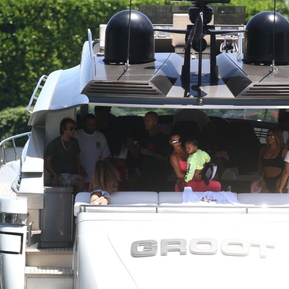 Kim Kardashian, ses enfants North et Saint West, Larsa Pippen, Jonathan Cheban, Isabela Rangel et David Grutman profitent d'une journée ensoleillée sur le yacht de David Grutman au large de Miami, le 16 août 2018.