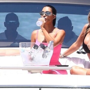 Kim Kardashian, ses enfants North et Saint West, Larsa Pippen, Jonathan Cheban, Isabela Rangel et David Grutman profitent d'une journée ensoleillée sur le yacht de David Grutman au large de Miami, le 16 août 2018.