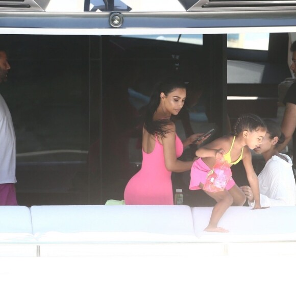 Kim Kardashian, ses enfants North et Saint West, Larsa Pippen, Jonathan Cheban, Isabela Rangel et David Grutman profitent d'une journée ensoleillée sur le yacht de David Grutman au large de Miami, le 16 août 2018.