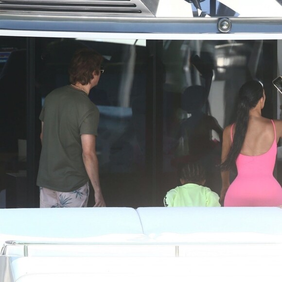 Kim Kardashian, ses enfants North et Saint West, Larsa Pippen, Jonathan Cheban, Isabela Rangel et David Grutman profitent d'une journée ensoleillée sur le yacht de David Grutman au large de Miami, le 16 août 2018.
