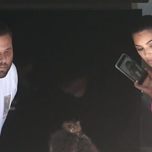 Kim Kardashian, ses enfants North et Saint West, Larsa Pippen, Jonathan Cheban, Isabela Rangel et David Grutman profitent d'une journée ensoleillée sur le yacht de David Grutman au large de Miami, le 16 août 2018.
