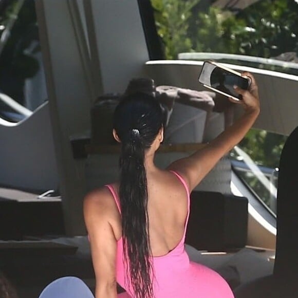 Kim Kardashian, ses enfants North et Saint West, Larsa Pippen, Jonathan Cheban, Isabela Rangel et David Grutman profitent d'une journée ensoleillée sur le yacht de David Grutman au large de Miami, le 16 août 2018.