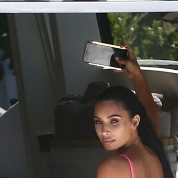 Kim Kardashian, ses enfants North et Saint West, Larsa Pippen, Jonathan Cheban, Isabela Rangel et David Grutman profitent d'une journée ensoleillée sur le yacht de David Grutman au large de Miami, le 16 août 2018.