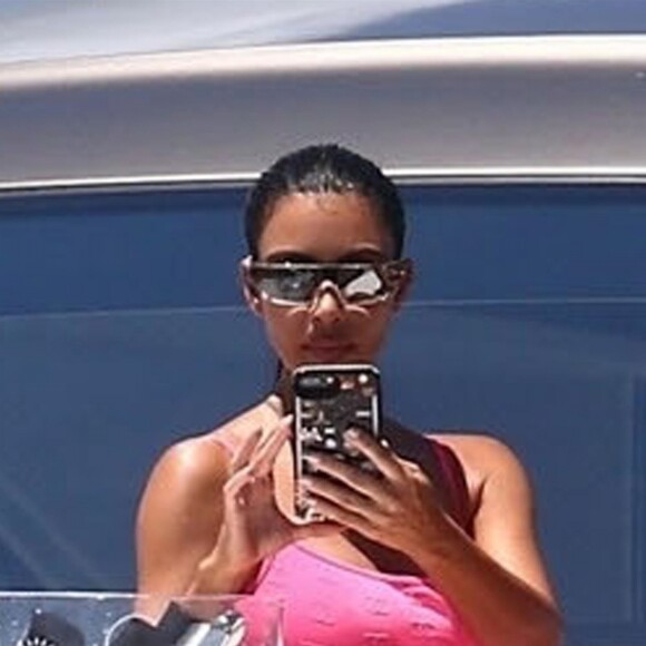 Kim Kardashian, ses enfants North et Saint West, Larsa Pippen, Jonathan Cheban, Isabela Rangel et David Grutman profitent d'une journée ensoleillée sur le yacht de David Grutman au large de Miami, le 16 août 2018.