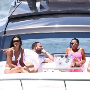 Kim Kardashian, ses enfants North et Saint West, Larsa Pippen, Jonathan Cheban, Isabela Rangel et David Grutman profitent d'une journée ensoleillée sur le yacht de David Grutman au large de Miami, le 16 août 2018.