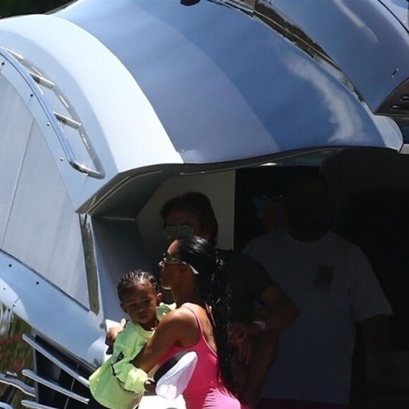 Kim Kardashian, ses enfants North et Saint West, Larsa Pippen, Jonathan Cheban, Isabela Rangel et David Grutman profitent d'une journée ensoleillée sur le yacht de David Grutman au large de Miami, le 16 août 2018.