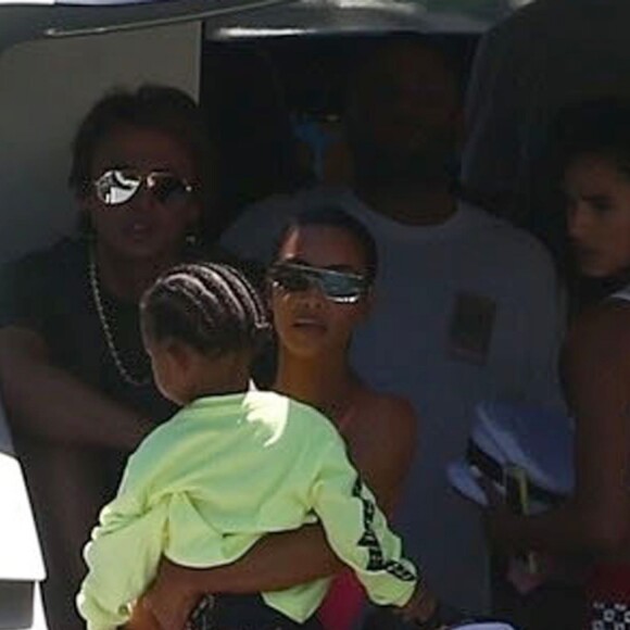 Kim Kardashian, ses enfants North et Saint West, Larsa Pippen, Jonathan Cheban, Isabela Rangel et David Grutman profitent d'une journée ensoleillée sur le yacht de David Grutman au large de Miami, le 16 août 2018.