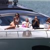 Kim Kardashian, ses enfants North et Saint West, Larsa Pippen, Jonathan Cheban, Isabela Rangel et David Grutman profitent d'une journée ensoleillée sur le yacht de David Grutman au large de Miami, le 16 août 2018.