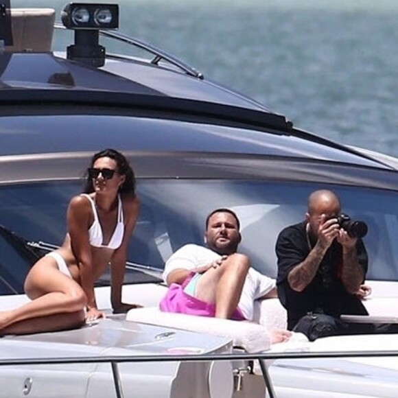 Kim Kardashian, ses enfants North et Saint West, Larsa Pippen, Jonathan Cheban, Isabela Rangel et David Grutman profitent d'une journée ensoleillée sur le yacht de David Grutman au large de Miami, le 16 août 2018.