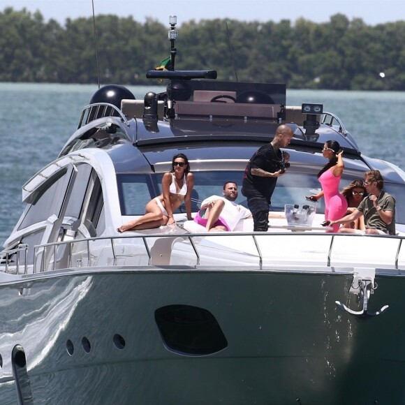 Kim Kardashian, ses enfants North et Saint West, Larsa Pippen, Jonathan Cheban, Isabela Rangel et David Grutman profitent d'une journée ensoleillée sur le yacht de David Grutman au large de Miami, le 16 août 2018.