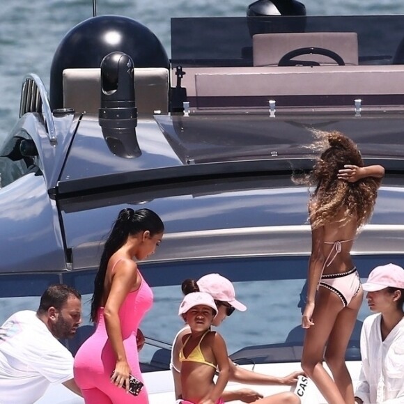 Kim Kardashian, ses enfants North et Saint West, Larsa Pippen, Jonathan Cheban, Isabela Rangel et David Grutman profitent d'une journée ensoleillée sur le yacht de David Grutman au large de Miami, le 16 août 2018.