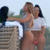 Exclusif - Kim Kardashian porte un bas de maillot de bain rose très échancré et un t-shirt blanc sans soutien-gorge lors d'un photoshoot sur la plage de Miami, le 16 août 2018.