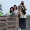 Exclusif - Kim Kardashian porte un bas de maillot de bain rose très échancré et un t-shirt blanc sans soutien-gorge lors d'un photoshoot sur la plage de Miami, le 16 août 2018.