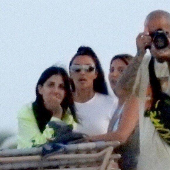 Exclusif - Kim Kardashian porte un bas de maillot de bain rose très échancré et un t-shirt blanc sans soutien-gorge lors d'un photoshoot sur la plage de Miami, le 16 août 2018.