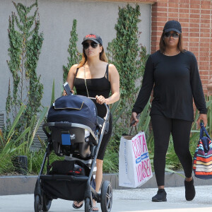 Exclusif - Eva Longoria avec son fils Santiago dans les rues de Los Angeles, le 9 aout 2018.