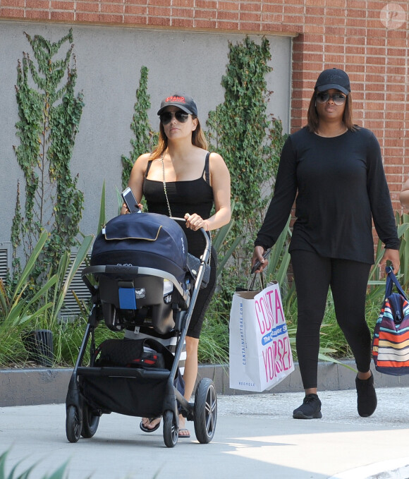 Exclusif - Eva Longoria avec son fils Santiago dans les rues de Los Angeles, le 9 aout 2018.