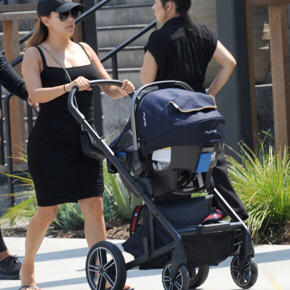 Exclusif - Eva Longoria avec son fils Santiago dans les rues de Los Angeles, le 9 aout 2018.