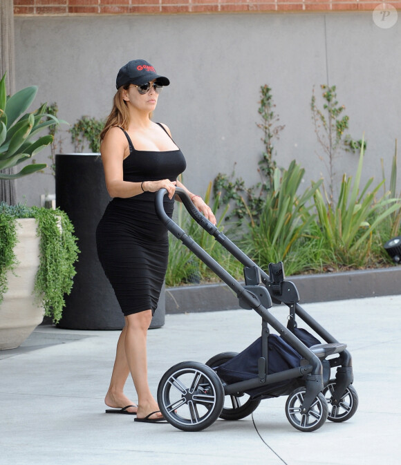 Exclusif - Eva Longoria avec son fils Santiago dans les rues de Los Angeles, le 9 aout 2018.