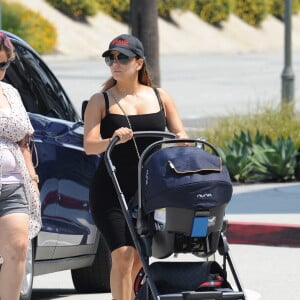 Exclusif - Eva Longoria avec son fils Santiago dans les rues de Los Angeles, le 9 aout 2018.