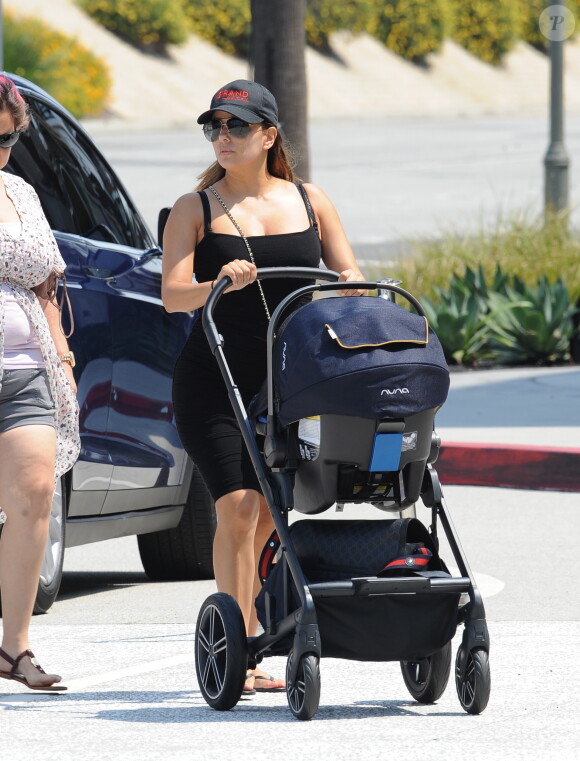 Exclusif - Eva Longoria avec son fils Santiago dans les rues de Los Angeles, le 9 aout 2018.