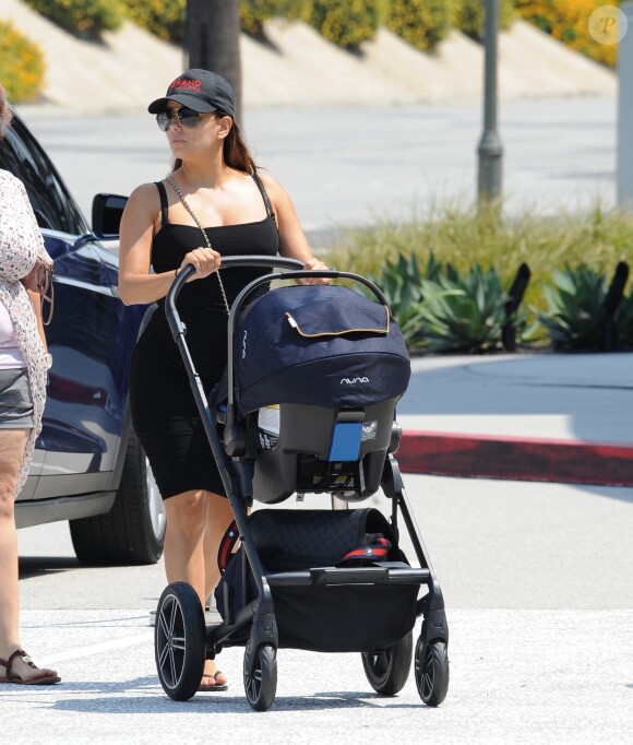 Exclusif - Eva Longoria avec son fils Santiago dans les rues de Los Angeles, le 9 aout 2018.