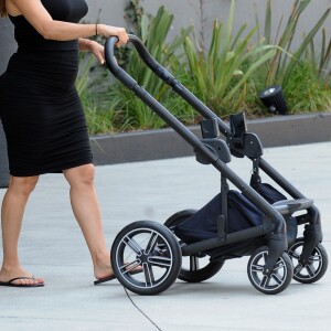 Exclusif - Eva Longoria avec son fils Santiago dans les rues de Los Angeles, le 9 aout 2018.