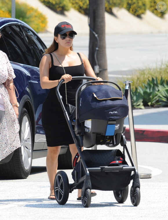 Exclusif - Eva Longoria avec son fils Santiago dans les rues de Los Angeles, le 9 aout 2018.