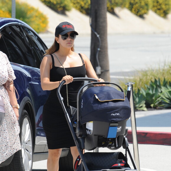 Exclusif - Eva Longoria avec son fils Santiago dans les rues de Los Angeles, le 9 aout 2018.