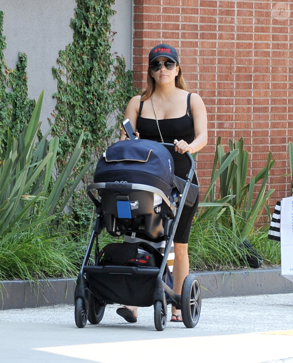 Exclusif - Eva Longoria avec son fils Santiago dans les rues de Los Angeles, le 9 aout 2018.