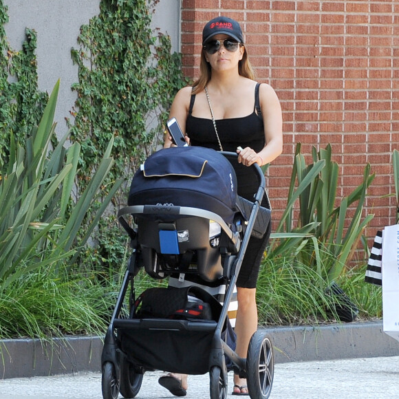 Exclusif - Eva Longoria avec son fils Santiago dans les rues de Los Angeles, le 9 aout 2018.
