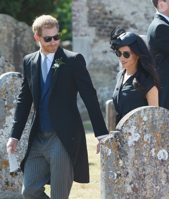 Le prince Harry, duc de Sussex, et Meghan Markle, duchesse de Sussex, au mariage de Charlie Van Straubanzee et Daisy Jenks en l'église Saint-Marie-La-Vierge à Frensham, le 4 août 2018.