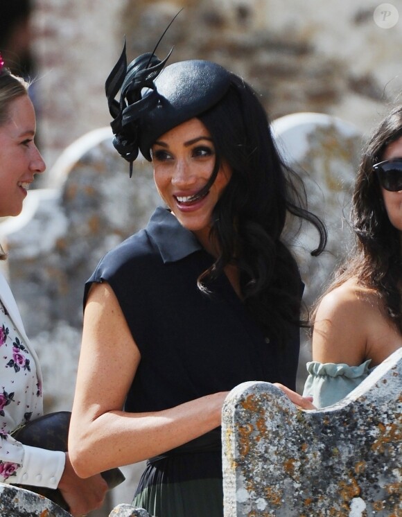 Le prince Harry, duc de Sussex, et Meghan Markle, duchesse de Sussex, au mariage de Charlie Van Straubanzee et Daisy Jenks en l'église Saint-Marie-La-Vierge à Frensham, le 4 août 2018.