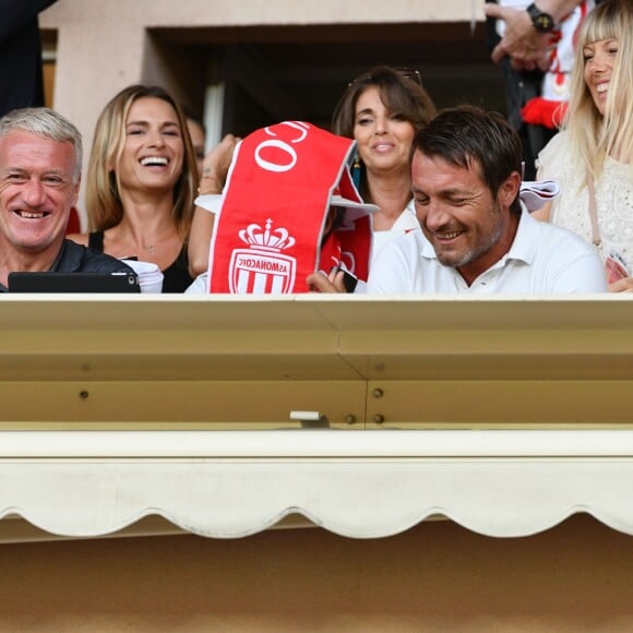 Didier Deschamps, Nagui, Cyril Rool, leurs femmes au second rang Mélanie Page, Claude Deschamps et des amis durant le Match de football de Ligue 1 opposant Monaco à Lille au stade Louis II le 18 août 2018. Pour leur première rencontre à domicile de la saison 2018/2019, les monégasques n'ont obtenu qu'un match nul 0 - 0